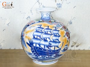 Bình hút lộc men màu vẽ Nhị cảnh viền hoa Phúc Đức nền vàng, cao 35cm