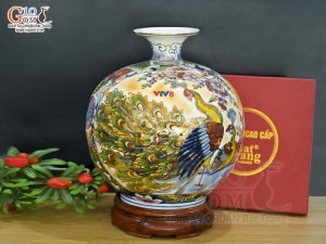 Bình hút lộc men màu vẽ Nhị cảnh viền hoa Phúc Đức nền vàng vẽ vàng 24k in logo VTV8, cao 35cm