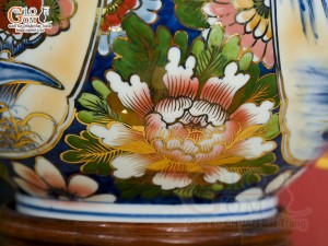 Bình hút lộc men màu vẽ Nhị cảnh viền hoa Phúc Đức nền vàng vẽ vàng 24k in logo VTV8, cao 35cm