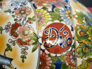 Bình hút lộc men màu vẽ Nhị cảnh viền hoa Phúc Đức nền vàng vẽ vàng 24k in logo VTV8, cao 35cm