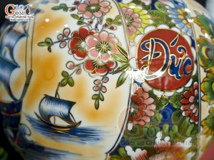 Bình hút lộc men màu vẽ Nhị cảnh viền hoa Phúc Đức nền vàng vẽ vàng 24k in logo VTV8, cao 35cm