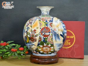 Bình hút lộc men màu vẽ Nhị cảnh viền hoa Phúc Đức nền vàng vẽ vàng 24k in logo VTV8, cao 35cm