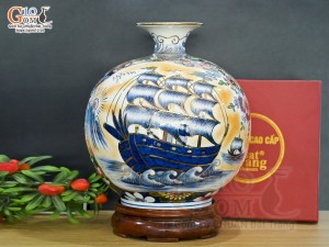 Bình hút lộc men màu vẽ Nhị cảnh viền hoa Phúc Đức nền vàng vẽ vàng 24k in logo VTV8, cao 35cm