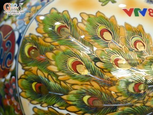 Bình hút lộc men màu vẽ Nhị cảnh viền hoa Phúc Đức nền vàng vẽ vàng 24k in logo VTV8, cao 35cm