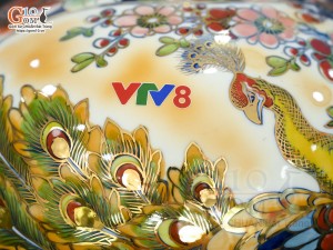 Bình hút lộc men màu vẽ Nhị cảnh viền hoa Phúc Đức nền vàng vẽ vàng 24k in logo VTV8, cao 35cm