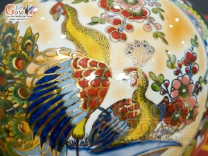 Bình hút lộc men màu vẽ Nhị cảnh viền hoa Phúc Đức nền vàng vẽ vàng 24k in logo VTV8, cao 35cm