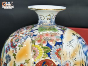 Bình hút lộc men màu vẽ Nhị cảnh viền hoa Phúc Đức nền vàng vẽ vàng 24k in logo VTV8, cao 35cm
