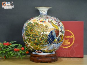 Bình hút lộc men màu vẽ Nhị cảnh viền hoa Phúc Đức nền vàng vẽ vàng 24k in logo VTV8, cao 35cm
