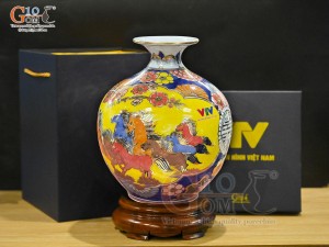Bình hút lộc men màu vẽ Thuận Buồm Xuôi Gió nền vàng vẽ vàng 24k in logo VTV, cao 22cm Bình hút lộc men màu vẽ Thuận Buồm Xuôi Gió nền vàng vẽ vàng 24k in logo VTV, cao 22cm