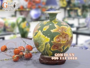 Bình hút lộc men màu vẽ vàng 24k, cảnh Cá Chép Liên Hoa, cao 30cm