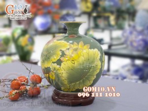 Bình hút lộc men màu vẽ vàng 24k, cảnh Cá Chép Liên Hoa, cao 30cm