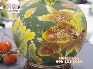 Bình hút lộc men màu vẽ vàng 24k, cảnh Cá Chép Liên Hoa, cao 30cm