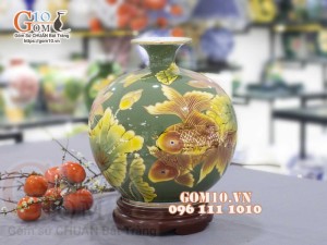 Bình hút lộc men màu vẽ vàng 24k, cảnh Cá Chép Liên Hoa, cao 30cm