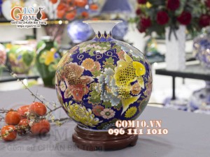 Bình hút lộc men màu vẽ vàng 24k, cảnh Chép Sen Phú Quý, cao 30cm