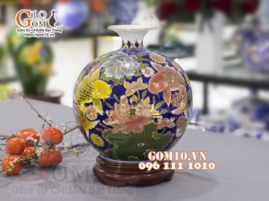 Bình hút lộc men màu vẽ vàng 24k, cảnh Chép Sen Tài Lộc, cao 30cm