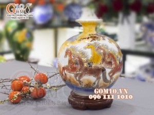 Bình hút lộc men màu vẽ vàng 24k, cảnh Mã Đáo Thành Công, nền vàng cao 30cm