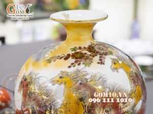Bình hút lộc men màu vẽ vàng 24k, cảnh Mã Đáo Thành Công, nền vàng cao 30cm
