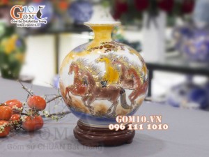 Bình hút lộc men màu vẽ vàng 24k, cảnh Mã Đáo Thành Công, nền vàng cao 35cm