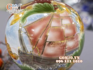 Bình hút lộc men màu vẽ vàng 24k, cảnh Thuận Buồm Xuôi Gió, nền đỏ cao 30cm