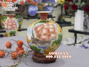 Bình hút lộc men màu vẽ vàng 24k, cảnh Thuận Buồm Xuôi Gió, nền đỏ cao 30cm