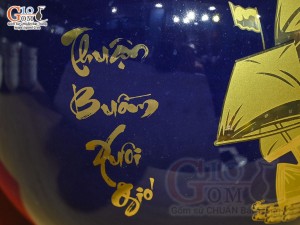 Bình hút lộc men màu xanh coban cảnh Thuận Buồm Xuôi Gió vàng kim, cao 18cm