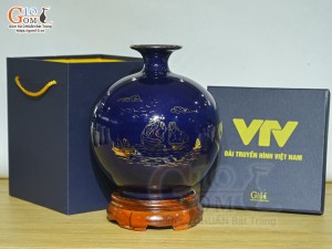 Bình hút lộc men màu xanh coban cảnh Thuận Buồm Xuôi Gió vàng kim in logo VTV, cao 22cm