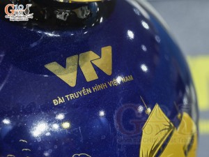 Bình hút lộc men màu xanh coban cảnh Thuận Buồm Xuôi Gió vàng kim in logo VTV, cao 22cm