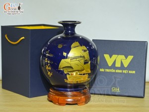 Bình hút lộc men màu xanh coban cảnh Thuận Buồm Xuôi Gió vàng kim in logo VTV, cao 18cm