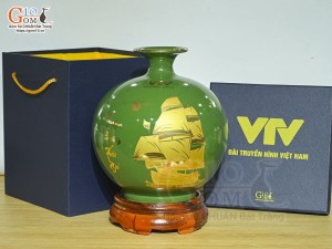 Bình hút lộc men màu xanh lá cảnh Thuận Buồm Xuôi Gió vàng kim in logo VTV, cao 26cm