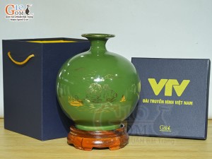 Bình hút lộc men màu xanh lá cảnh Thuận Buồm Xuôi Gió vàng kim in logo VTV, cao 26cm
