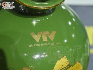Bình hút lộc men màu xanh lá cảnh Thuận Buồm Xuôi Gió vàng kim in logo VTV, cao 26cm