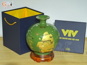 Bình hút lộc men màu xanh lá cảnh Thuận Buồm Xuôi Gió vàng kim in logo VTV, cao 26cm