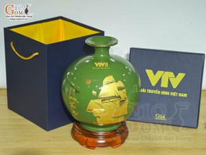 Bình hút lộc men màu xanh lá cảnh Thuận Buồm Xuôi Gió vàng kim in logo VTV8, cao 18cm