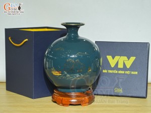 Bình hút lộc men màu xanh lục cảnh Thuận Buồm Xuôi Gió vàng kim in logo VTV, cao 22cm