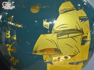 Bình hút lộc men màu xanh lục cảnh Thuận Buồm Xuôi Gió vàng kim in logo VTV, cao 22cm