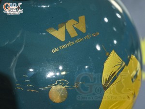 Bình hút lộc men màu xanh lục cảnh Thuận Buồm Xuôi Gió vàng kim in logo VTV, cao 22cm
