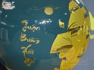 Bình hút lộc men màu xanh lục cảnh Thuận Buồm Xuôi Gió vàng kim in logo VTV, cao 22cm