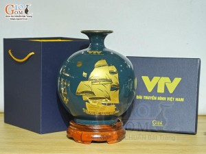 Bình hút lộc men màu xanh lục cảnh Thuận Buồm Xuôi Gió vàng kim in logo VTV, cao 18cm