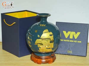 Bình hút lộc men màu xanh lục cảnh Thuận Buồm Xuôi Gió vàng kim in logo VTV, cao 22cm