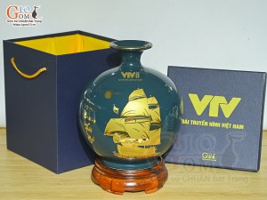 Bình hút lộc men màu xanh lục cảnh Thuận Buồm Xuôi Gió vàng kim in logo VTV8, cao 26cm