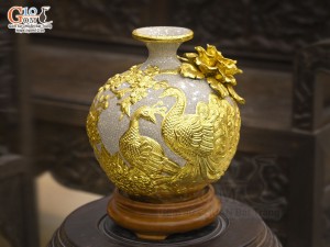 Bình hút lộc men rạn đắp nổi Công Đào Phú Quý dát vàng 24k, cao 18cm