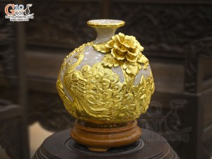 Bình hút lộc men rạn đắp nổi Công Đào Phú Quý dát vàng 24k, cao 18cm