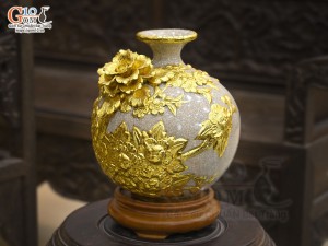 Bình hút lộc men rạn đắp nổi Công Đào Phú Quý dát vàng 24k, cao 18cm