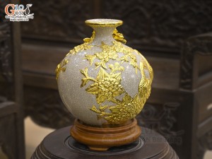 Bình hút lộc men rạn đắp nổi Công Đào Phú Quý dát vàng 24k, cao 18cm