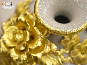 Bình hút lộc men rạn đắp nổi Công Đào Phú Quý dát vàng 24k, cao 18cm