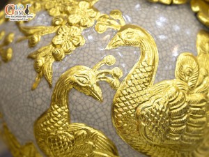 Bình hút lộc men rạn đắp nổi Công Đào Phú Quý dát vàng 24k, cao 18cm