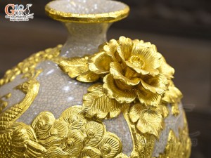 Bình hút lộc men rạn đắp nổi Công Đào Phú Quý dát vàng 24k, cao 18cm