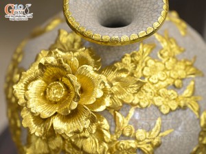 Bình hút lộc men rạn đắp nổi Công Đào Phú Quý dát vàng 24k, cao 18cm