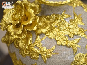 Bình hút lộc men rạn đắp nổi Công Đào Phú Quý dát vàng 24k, cao 18cm