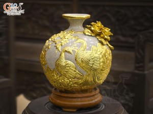 Bình hút lộc men rạn đắp nổi Công Đào Phú Quý dát vàng 24k, cao 18cm